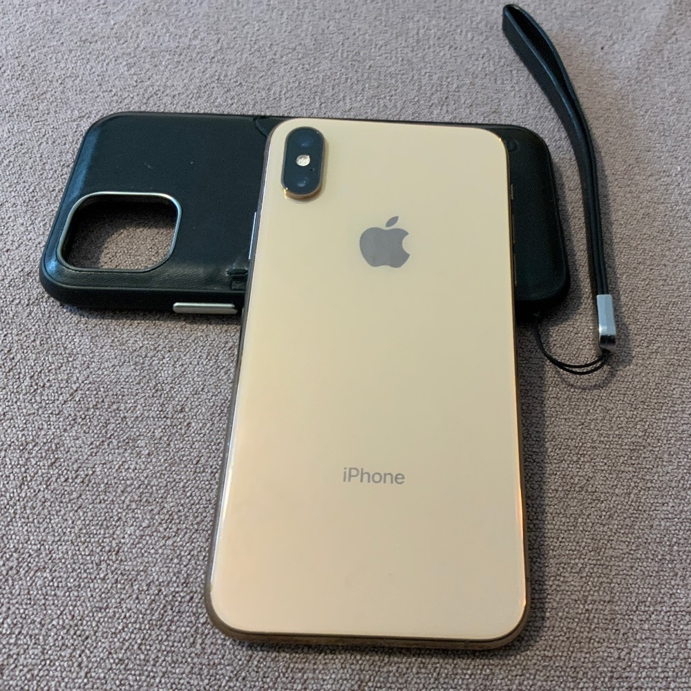 iPhone XS 64GB in excellent condition, gold, UNLOCKED, comes with leather case.